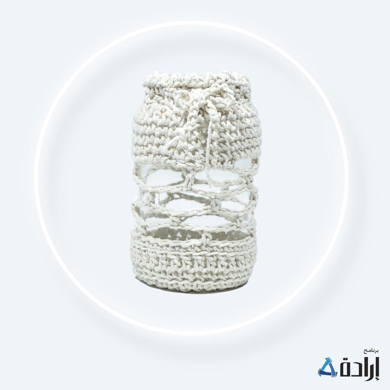 فازة زجاج مع غطاء كروشية