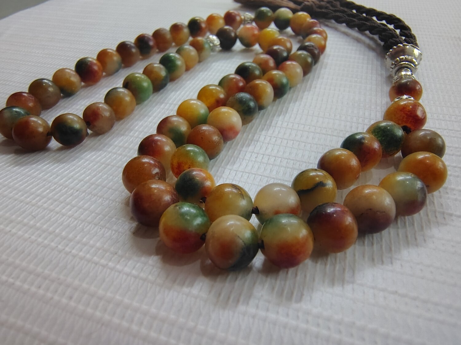 مسبحة مميزة من حجر الجاديت Jadeite المتعدد الالوان الجذابة 