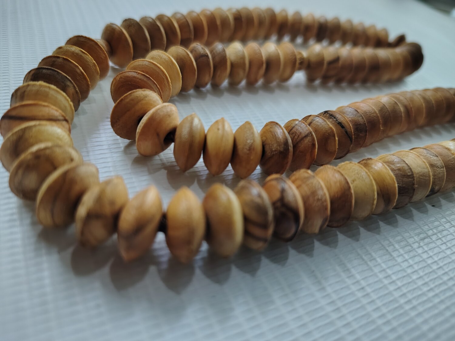 مسبحة مميزة من خشب الزيتون قطع يدوي