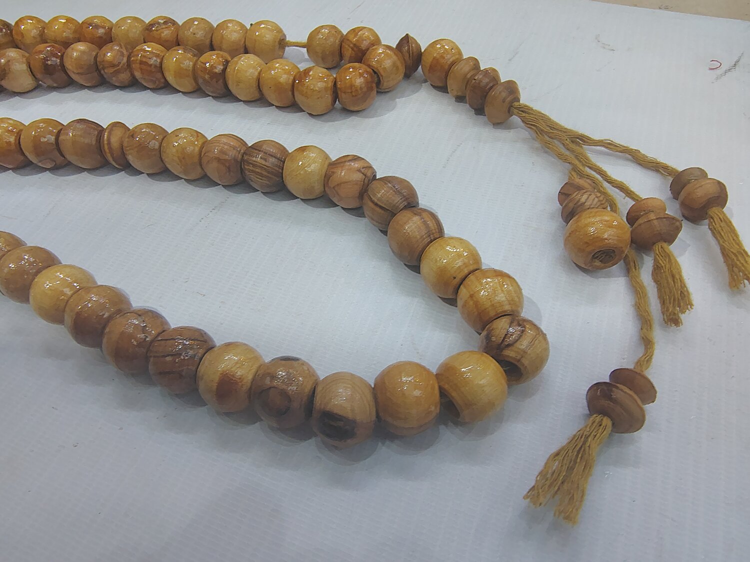 مسبحة مميزة من خشب الزيتون قطع يدوي الحجم الكبير