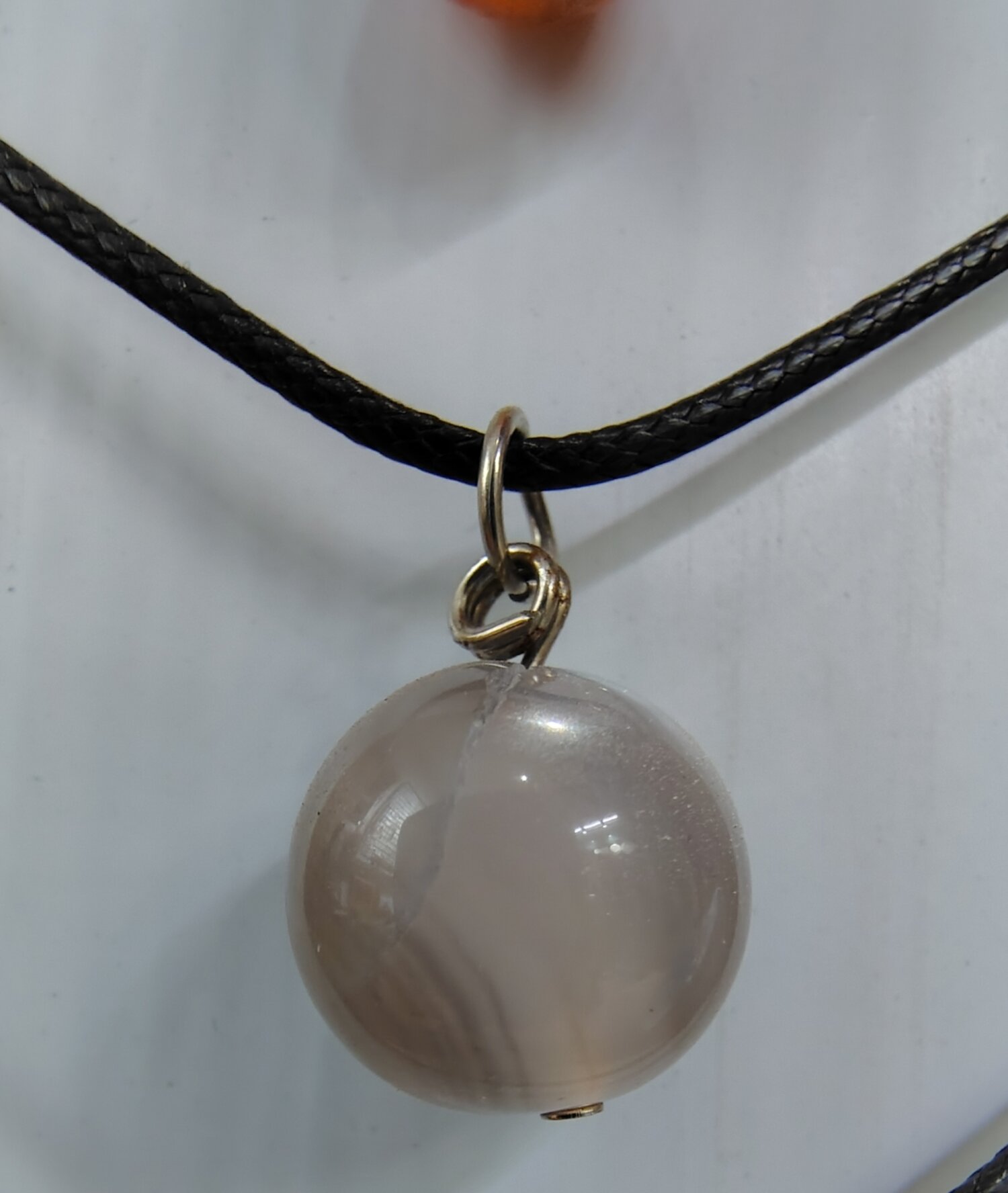 تعليقة عنق من حجر العقيق الطبيعي كروية الشكل