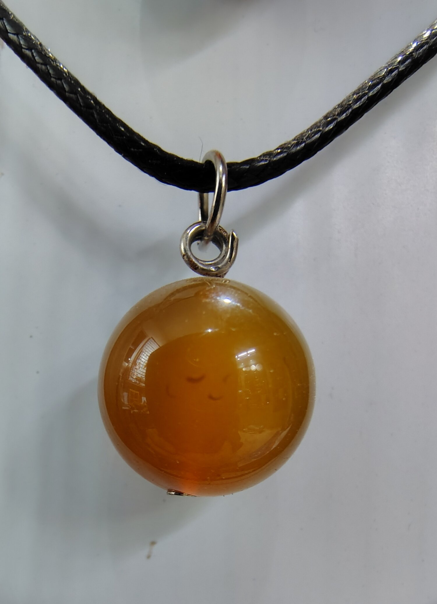 تعليقة عنق من حجر العقيق الطبيعي كروية الشكل