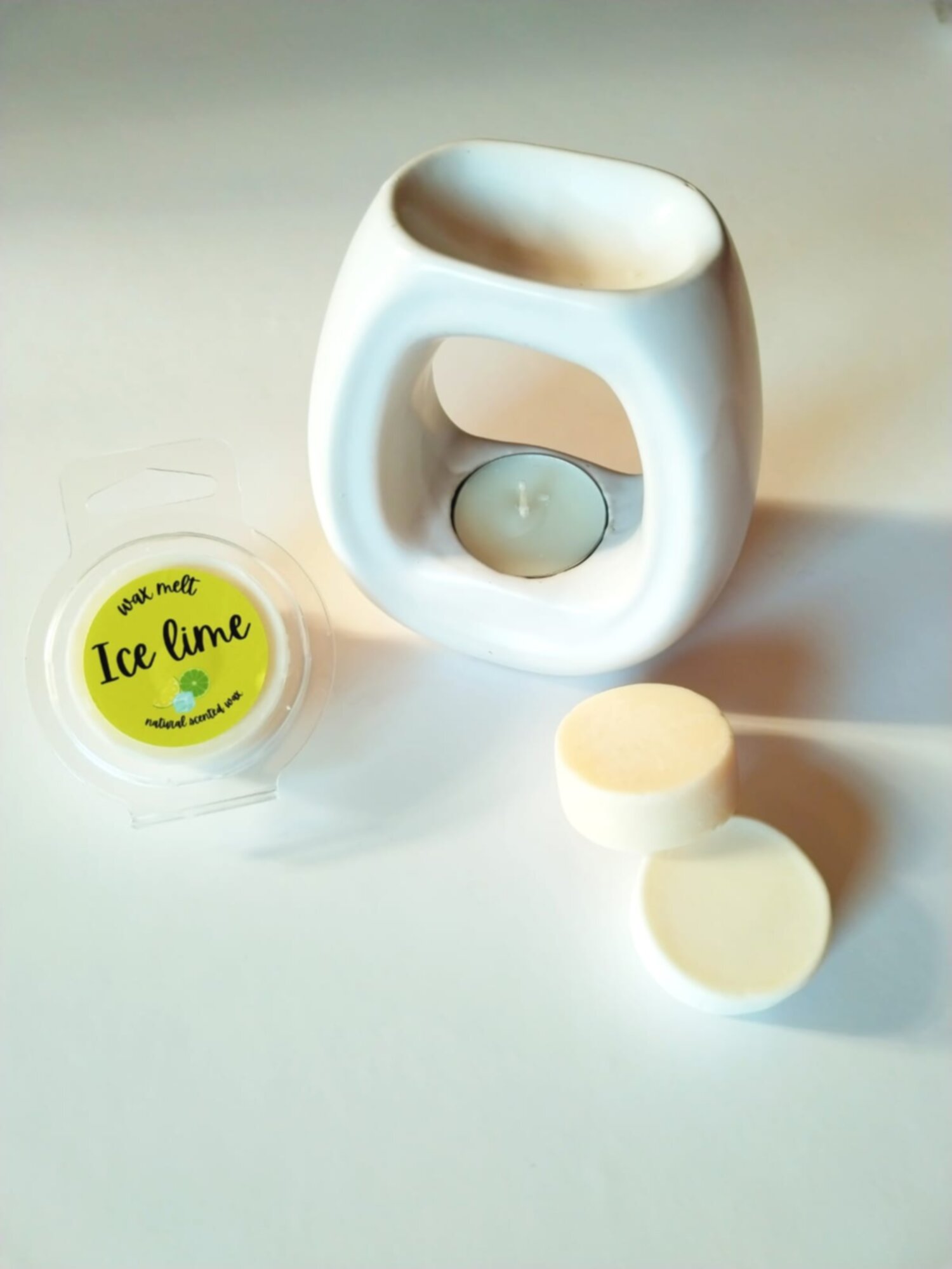 فواحة شمع طبيعية برائحة الآيس لايم 
