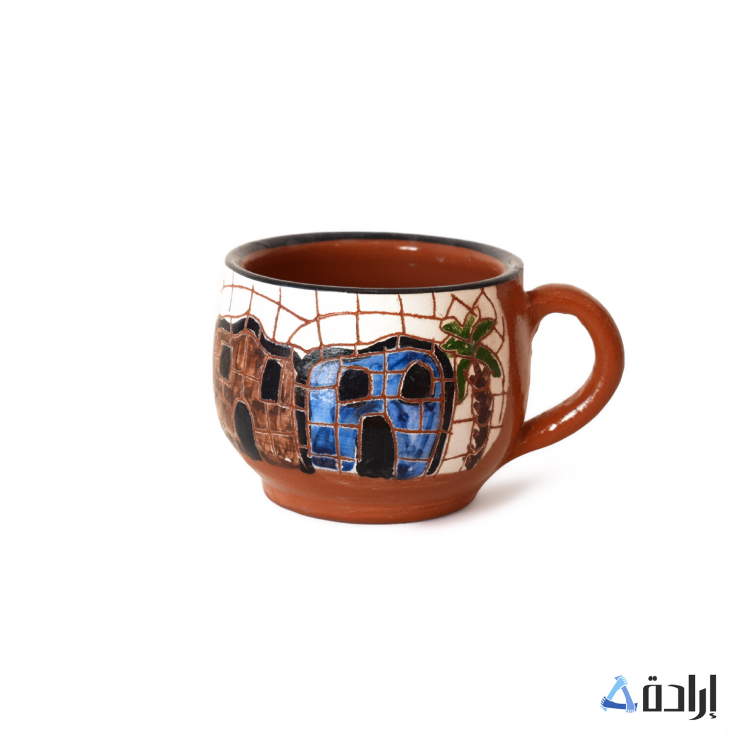 فنجان قهوة مع صحن من الخزف الفسيفسائي